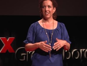 Jennifer Thomas speaking on effective apologies